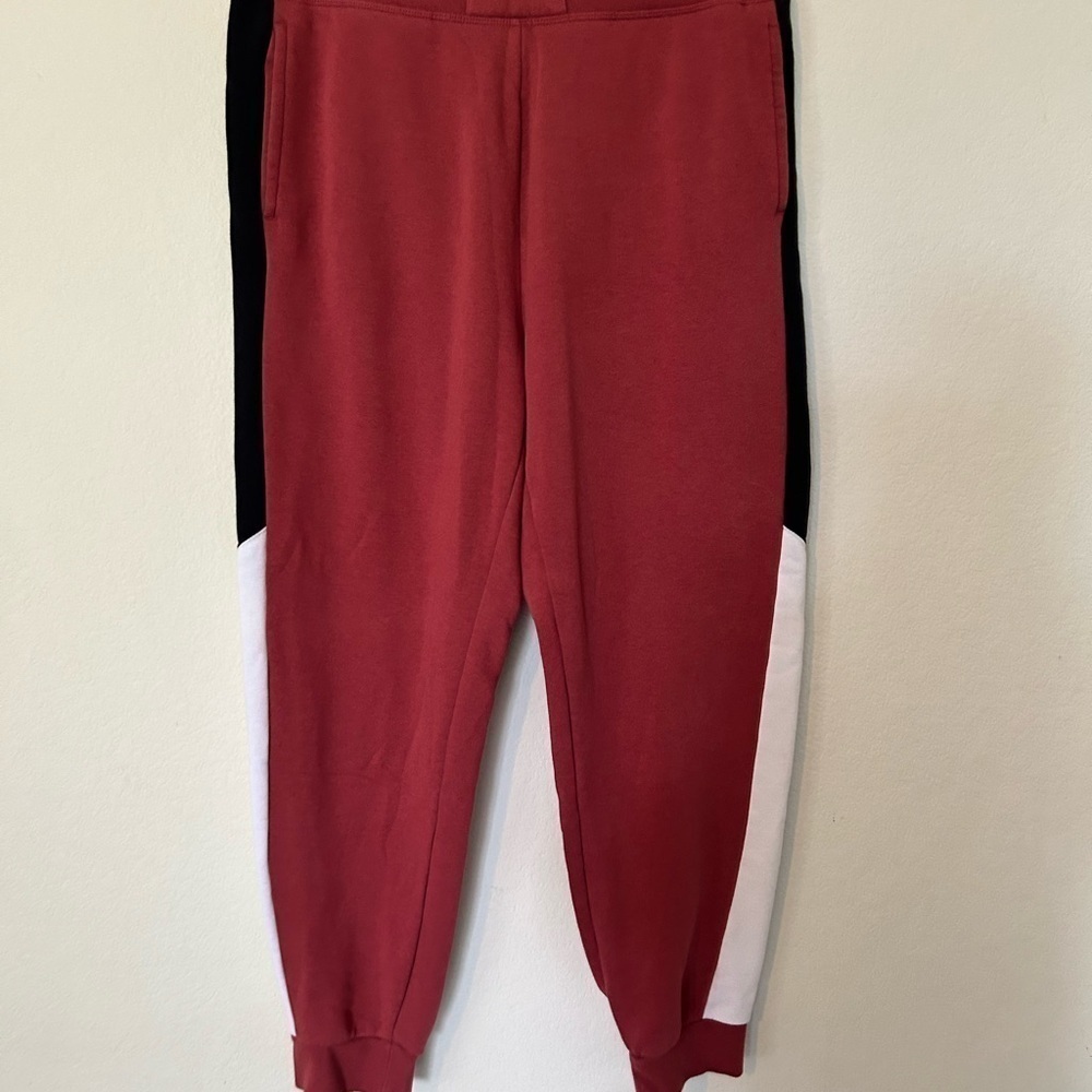 Nike Air Women Sweatpants Large
MAROON/White Joggers